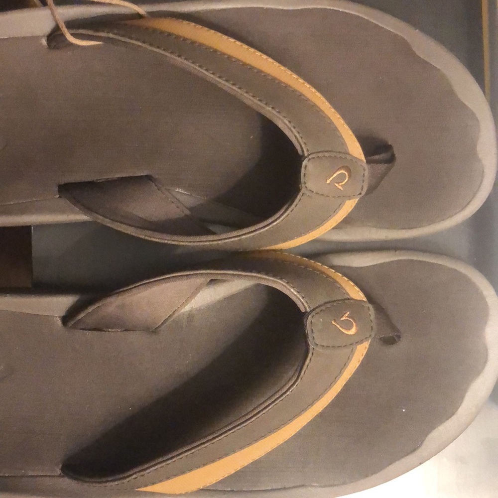Brand new Olukai Men’s Sandals